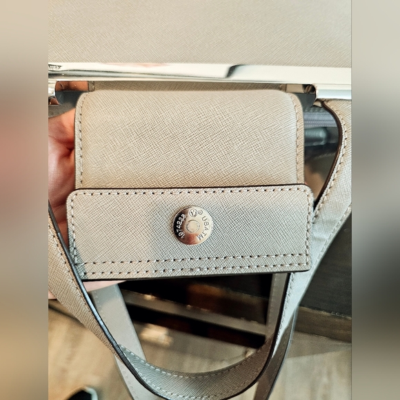 Michael kors handbag Saffiano leather bag. Gray with silver hardware. - Picture 7 of 10